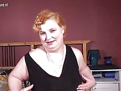 ننه بزرگ آماتور با اسباب بازی مورد علاقه سیاه و سفید