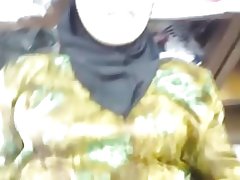 زن در حالی که فروشگاه باز است