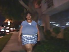 زنیکه بزرگ سیاه زیر کلیک می شود و می خورد cumload